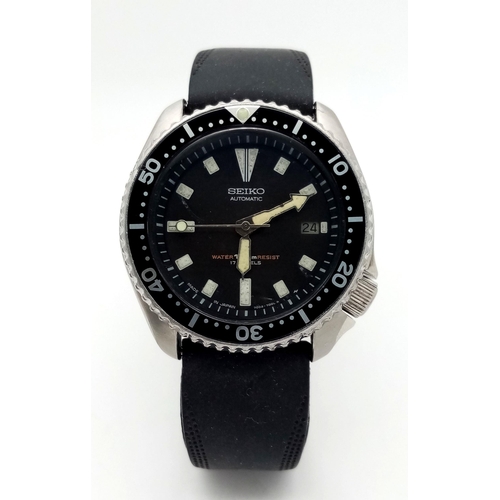 9 - A SEIKO AUTOMATIC DIVERS WITH DATE BOX AND RUBBER DIVING STRAP ,   42mm