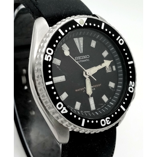 9 - A SEIKO AUTOMATIC DIVERS WITH DATE BOX AND RUBBER DIVING STRAP ,   42mm