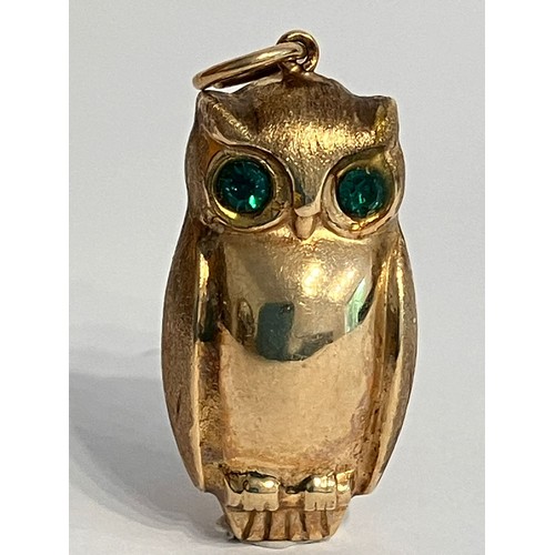 70 - Vintage 9 carat GOLD OWL CHARM/PENDANT. Fully hallmarked with lovely green gemstone eyes. 1.8 grams.... 