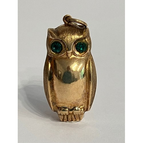 70 - Vintage 9 carat GOLD OWL CHARM/PENDANT. Fully hallmarked with lovely green gemstone eyes. 1.8 grams.... 