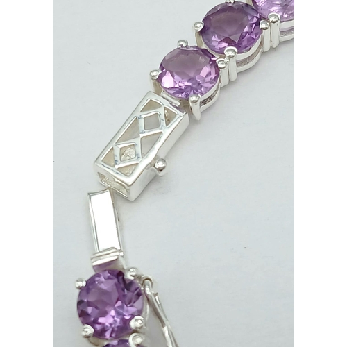 127 - An Amethyst Gemstone Tennis Bracelet set in 925 Silver. 18cm. 19g. CD-1368