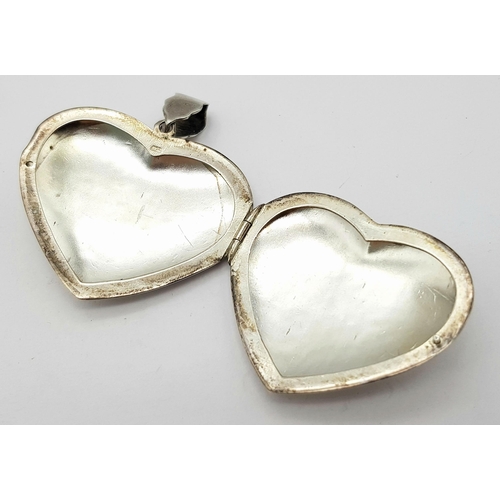 546 - Impressive Large vintage SILVER LOCKET. Heart shaped. 15 grams. 5cm x 4cm.