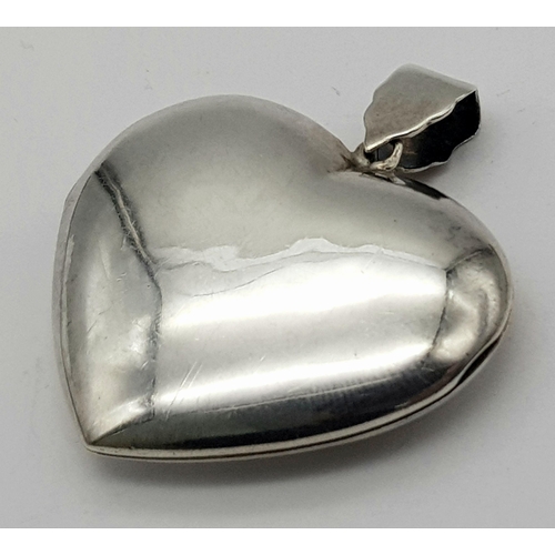 546 - Impressive Large vintage SILVER LOCKET. Heart shaped. 15 grams. 5cm x 4cm.