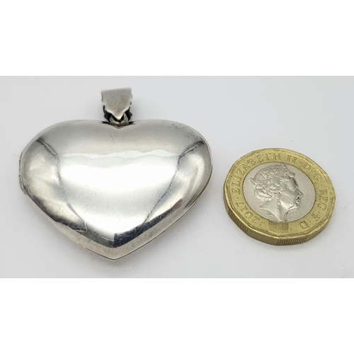 546 - Impressive Large vintage SILVER LOCKET. Heart shaped. 15 grams. 5cm x 4cm.