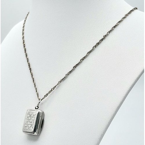 1700 - AN ANTIQUE SILVER VINIGARETTE ON A 50cms SILVER CHAIN . 7.2gms