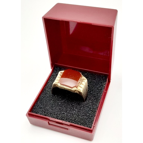 511 - Gentleman’s large 9 carat GOLD SIGNET RING. Carnelian Onyx set to top. Fully hallmarked. Complete wi... 