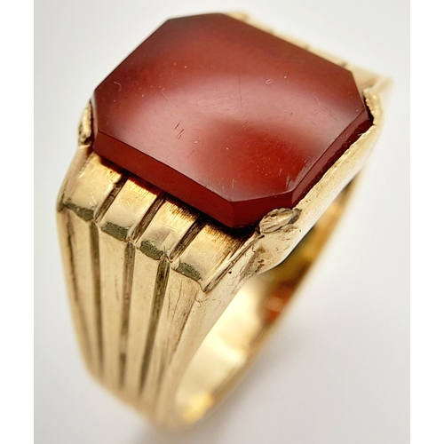 511 - Gentleman’s large 9 carat GOLD SIGNET RING. Carnelian Onyx set to top. Fully hallmarked. Complete wi... 