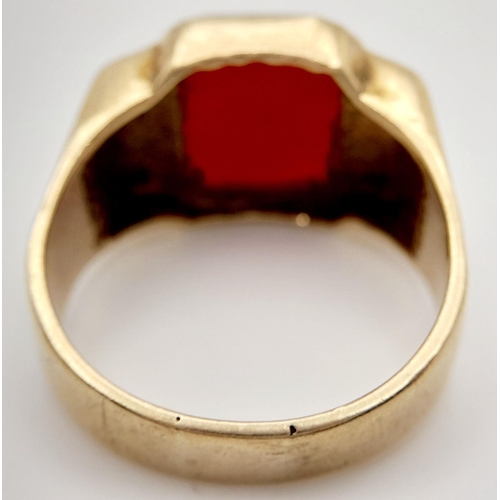 511 - Gentleman’s large 9 carat GOLD SIGNET RING. Carnelian Onyx set to top. Fully hallmarked. Complete wi... 