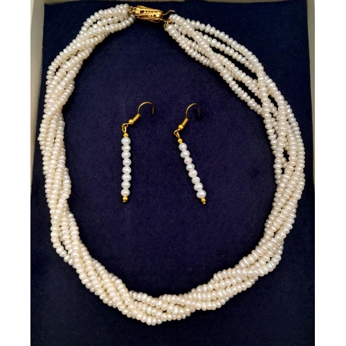 1059 - A beautiful chocker necklace consisting of a torsade of five strings of pearls with high lustre and ... 