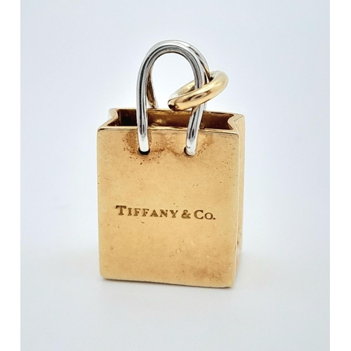 172 - A TIFFANY & CO 18K YELLOW GOLD SHOPPING BAD CHARM. 6G IN WEIGHT. 1.3CM IN LENGTH. Ref: 8764.