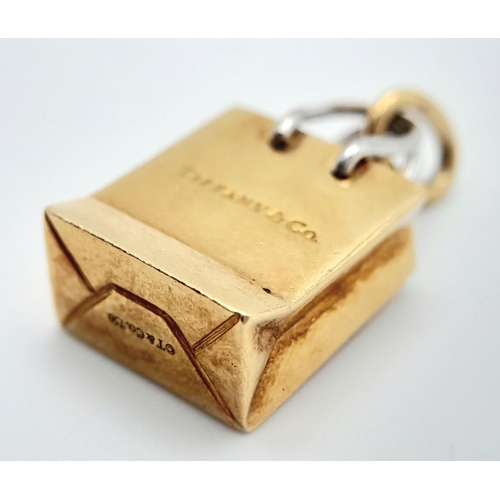 172 - A TIFFANY & CO 18K YELLOW GOLD SHOPPING BAD CHARM. 6G IN WEIGHT. 1.3CM IN LENGTH. Ref: 8764.