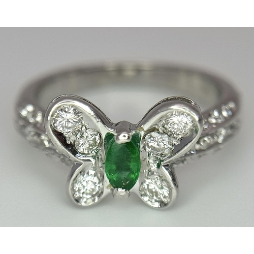 186 - A 18K WHITE GOLD DIAMOND & EMERALD BUTTERFLY RING. 4.7G IN WEIGHT. SIZE K. Ref: 8458.