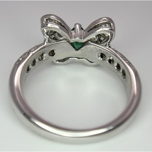 186 - A 18K WHITE GOLD DIAMOND & EMERALD BUTTERFLY RING. 4.7G IN WEIGHT. SIZE K. Ref: 8458.