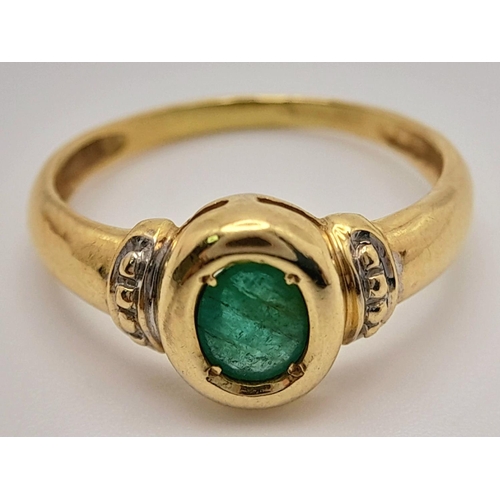 285 - A 18K YELLOW GOLD EMERALD SET RING. 2.16G IN WEIGHT. SIZE I. Ref: SC 5027.