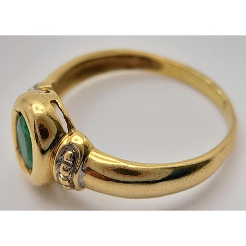 285 - A 18K YELLOW GOLD EMERALD SET RING. 2.16G IN WEIGHT. SIZE I. Ref: SC 5027.