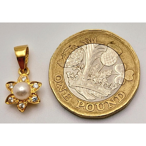 299 - A 18K YELLOW GOLD PEARL AND STONE SET FLOWER PENDANT. 1.2G TOTAL WEIGHT. 0.8CM IN LENGTH. Ref: SC 50... 