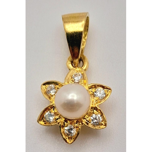 299 - A 18K YELLOW GOLD PEARL AND STONE SET FLOWER PENDANT. 1.2G TOTAL WEIGHT. 0.8CM IN LENGTH. Ref: SC 50... 