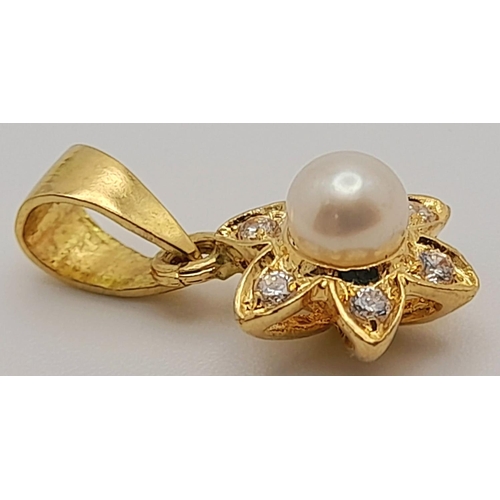 299 - A 18K YELLOW GOLD PEARL AND STONE SET FLOWER PENDANT. 1.2G TOTAL WEIGHT. 0.8CM IN LENGTH. Ref: SC 50... 