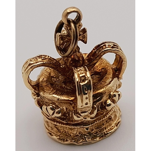 320 - A 9K YELLOW GOLD CROWN CHARM. 3.7G IN TOTAL WEIGHT. 1.6CM IN LENGTH. Ref: SC 5066.