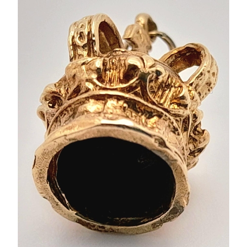 320 - A 9K YELLOW GOLD CROWN CHARM. 3.7G IN TOTAL WEIGHT. 1.6CM IN LENGTH. Ref: SC 5066.