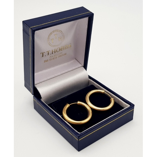 329 - Subtle and classy Pair of 9 carat GOLD HOOP EARRINGS. Complete with box. 0.8 grams. 1.7 cm Diameter.