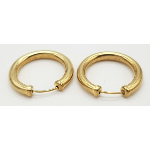 329 - Subtle and classy Pair of 9 carat GOLD HOOP EARRINGS. Complete with box. 0.8 grams. 1.7 cm Diameter.