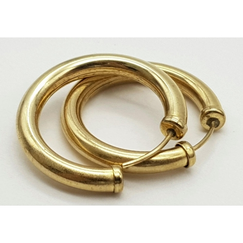 329 - Subtle and classy Pair of 9 carat GOLD HOOP EARRINGS. Complete with box. 0.8 grams. 1.7 cm Diameter.