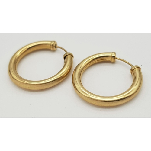 329 - Subtle and classy Pair of 9 carat GOLD HOOP EARRINGS. Complete with box. 0.8 grams. 1.7 cm Diameter.