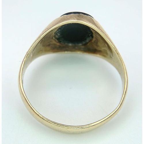 399 - Vintage 9 carat GOLD and BLACK ONYX SIGNET RING. Full UK hallmark.2.6 grams. Size K.