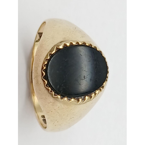 399 - Vintage 9 carat GOLD and BLACK ONYX SIGNET RING. Full UK hallmark.2.6 grams. Size K.