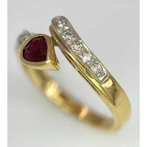 404 - A 18K YELLOW GOLD DIAMOND & RUBY TWIST RING. 3.4G IN WEIGHT. SIZE I. Ref: SC 5049.