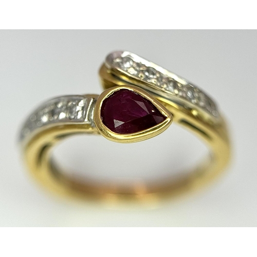 404 - A 18K YELLOW GOLD DIAMOND & RUBY TWIST RING. 3.4G IN WEIGHT. SIZE I. Ref: SC 5049.