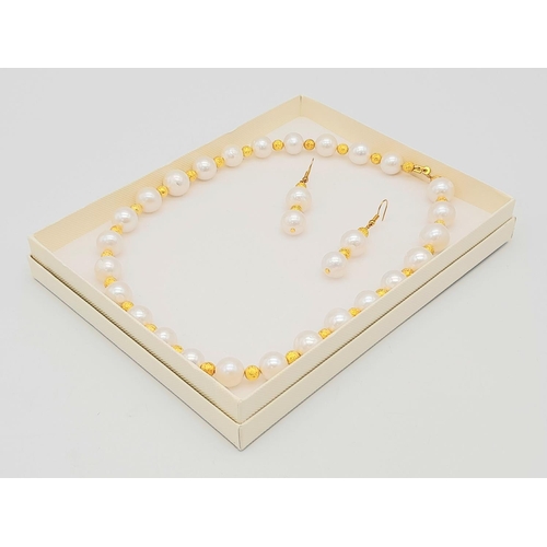 153 - A white pearl necklace and earrings set in a presentation box. The natural pearls are of good size (... 