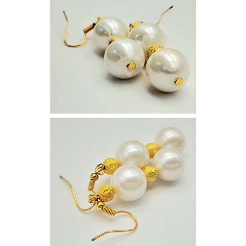 153 - A white pearl necklace and earrings set in a presentation box. The natural pearls are of good size (... 