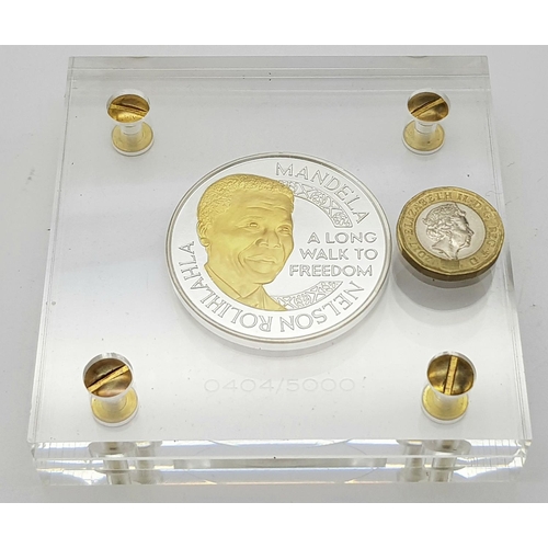 1164 - A Nelson Mandela Commemorative Silver Coin. Limited edition - 404/5000. Encapsulated in a hard trans... 