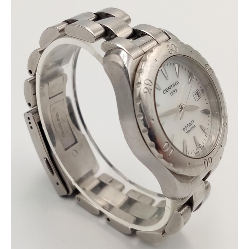 1163 - A CERTINA LADIES WATCH IN STAINLESS STEEL WITH DATE BOX, QUARTZ MOVEMENT.  32mm