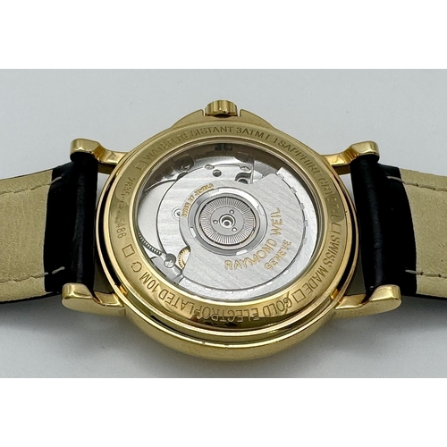 1157 - A RAYMOND WEIL GOLD PLATED GENTS WRIST WATCH WITH SKELETON BACK , ROMAN NUMERALS , DATE BOX AND BLAC... 