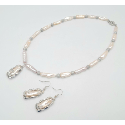 188 - A very elegant and attractive pearl necklace and earrings set in a presentation box. The elongated c... 