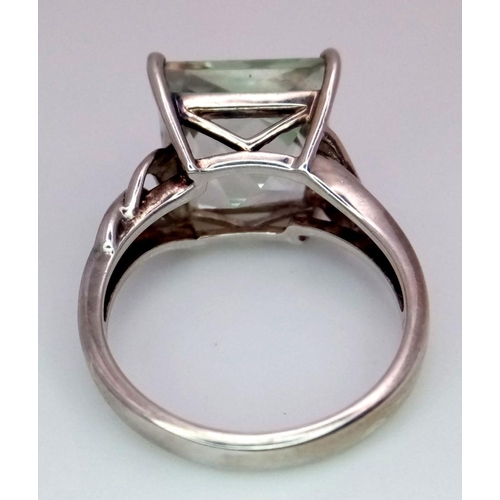 881 - A STERLING SILVER STONE SET RING. 5.5G IN WEIGHT. SIZE Q. Ref: 8769