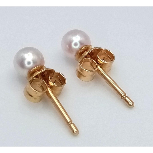 937 - A 18K YELLOW GOLD PEARL STUD EARRINGS. 0.68G IN WEIGHT. Ref: SC 5034