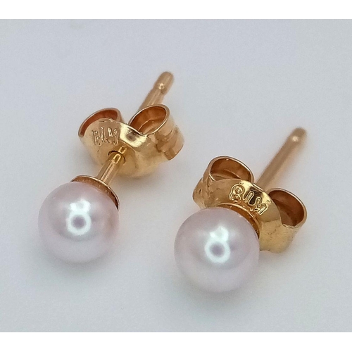 937 - A 18K YELLOW GOLD PEARL STUD EARRINGS. 0.68G IN WEIGHT. Ref: SC 5034