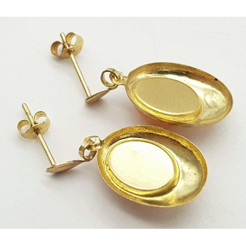 189 - Beautiful pair of 9 carat GOLD EARRINGS. Drop style set with polished CORAL AGATE. Complete with 9 c... 