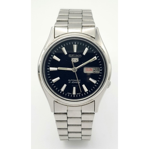 1067 - A Vintage Seiko 5 Automatic Gents Watch. Stainless steel bracelet and case - 35mm. Black dial with d... 