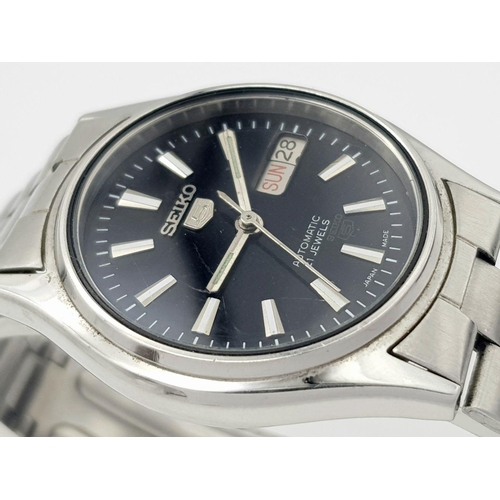 1067 - A Vintage Seiko 5 Automatic Gents Watch. Stainless steel bracelet and case - 35mm. Black dial with d... 