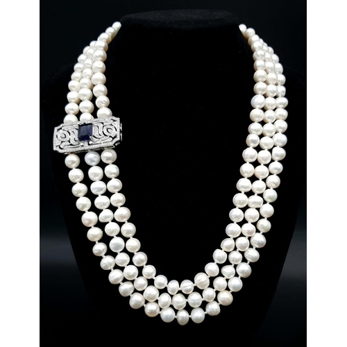 125 - A very elegant, good quality pearl necklace and bracelet set consisting of a three-strand white cult... 