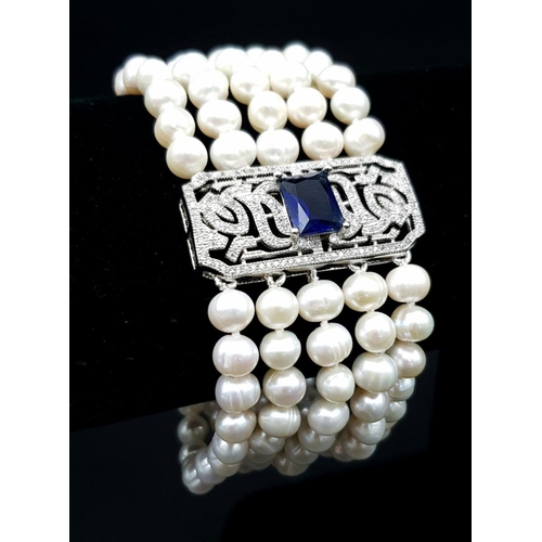 125 - A very elegant, good quality pearl necklace and bracelet set consisting of a three-strand white cult... 