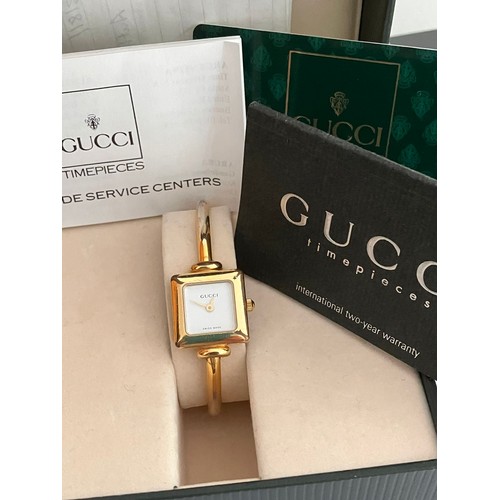 105 - Genuine Vintage GUCCI 1900L LADIES WRISTWATCH. 18 carat gold plated. Complete with original case, re... 