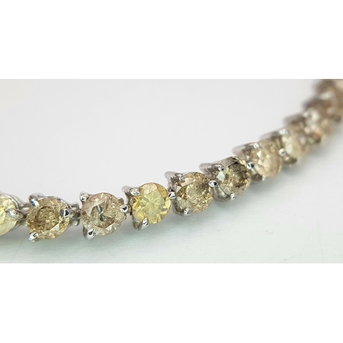 47 - An 18 K white gold tennis bracelet with round cut diamonds (6 carats appr.) Length: 18.5 cm, weight:... 