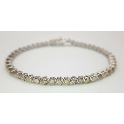 47 - An 18 K white gold tennis bracelet with round cut diamonds (6 carats appr.) Length: 18.5 cm, weight:... 