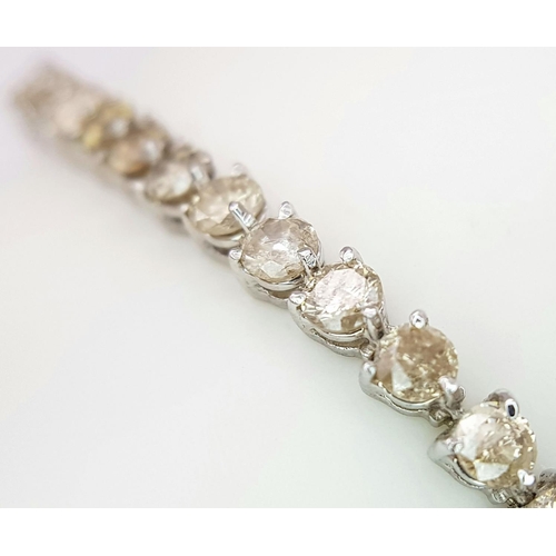 47 - An 18 K white gold tennis bracelet with round cut diamonds (6 carats appr.) Length: 18.5 cm, weight:... 